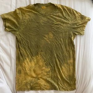 Men’s Large FJÄLLRAVEN shirt.